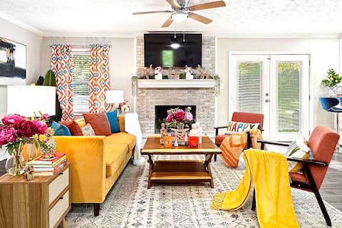 Vibrant & Cozy Home-Sleeps 12-King Bed-Fenced Yard