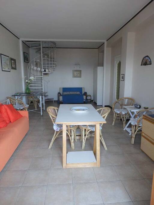 Il salone con divano letto