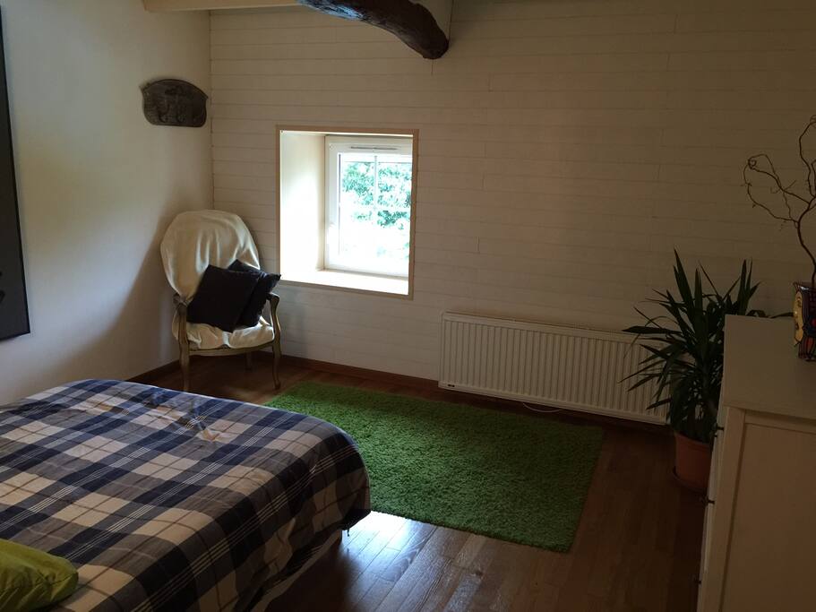 Chambre au calme avec vue sur le jardin.
