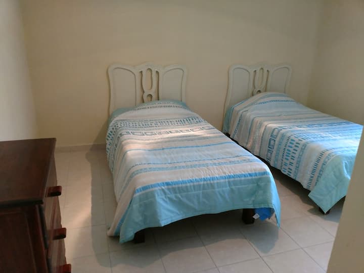 ห้องนอนที่ 4 ชั้นล่างเหมาะสำหรับผู้ที่มีปัญหาเกี่ยวกับบันได เช่นเดียวกับอีก 3 ห้องที่มีห้องแยกขนาดเล็กและห้องน้ำเต็มรูปแบบ