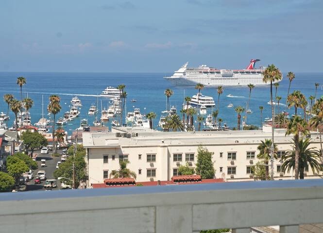 *VIEWS* Modern Town Home + Dual Master Suites gallery image 3