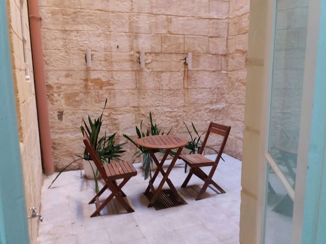 Super Central Valletta Groundfloor Apartment