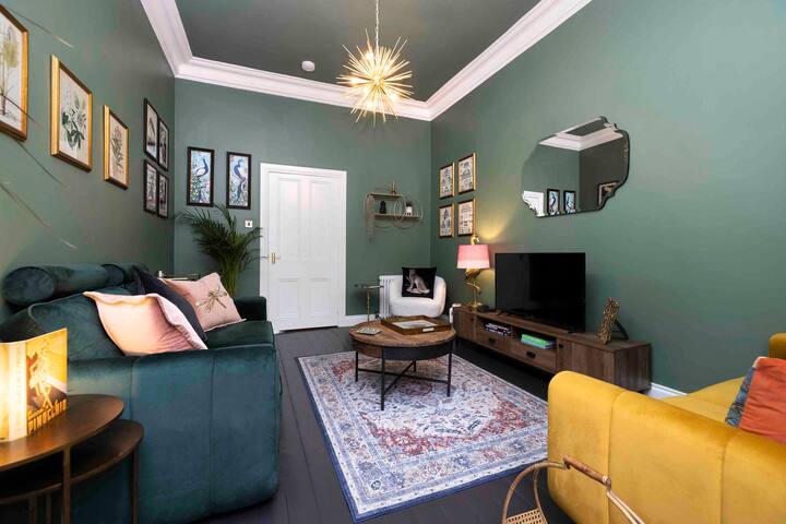 Luxury Old Town Flat on Iconic Cockburn Street gallery image 2