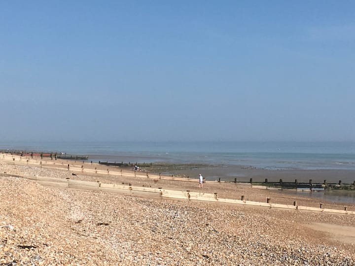 Self contained small bungalow, short walk to beach Bungalows for Rent