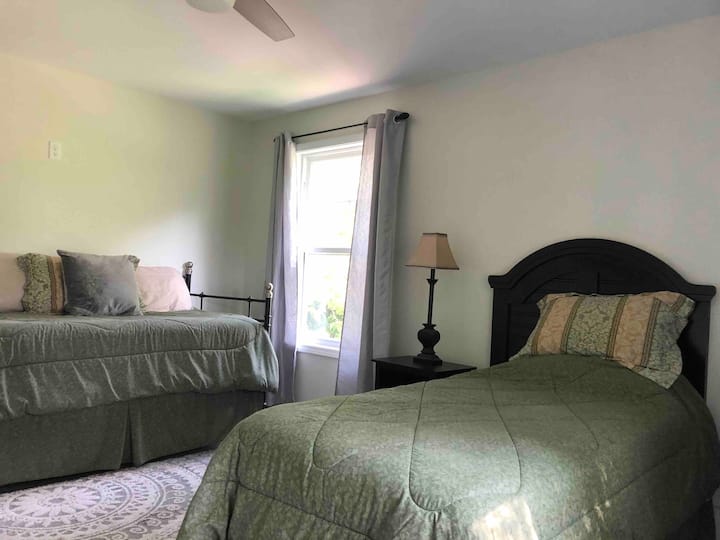 spavaća soba u jednoj sobi ima krevet za jednu osobu i drugi krevet koji se otvara prema bračnom krevetu. Može se koristiti kao krevet za jednu osobu ili otvoriti kako bi postao kralj