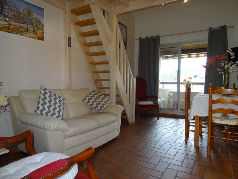 Salon donnant sur la loggia .