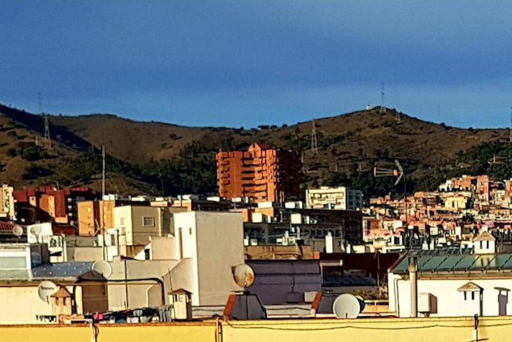 This is the everydays' view from your balcony
Esta es la vista de tu balcón