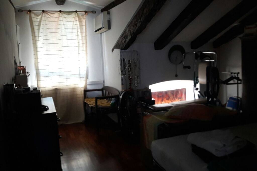 camera da letto con letto matrimoniale