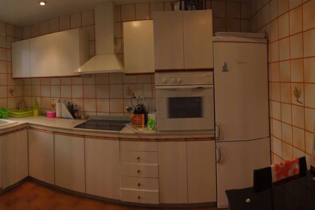 Cocina completamente equipada: refrigerador, encimera, horno, horno de microondas, lavadora y secadora, cafetera Nespresso y todos los utensilios necesarios para cocinar.
Kitchen with everything you need: refrigerator, oven, microwave oven, washing machine, tumbler, Nespresso machine, and everything you need to cook.