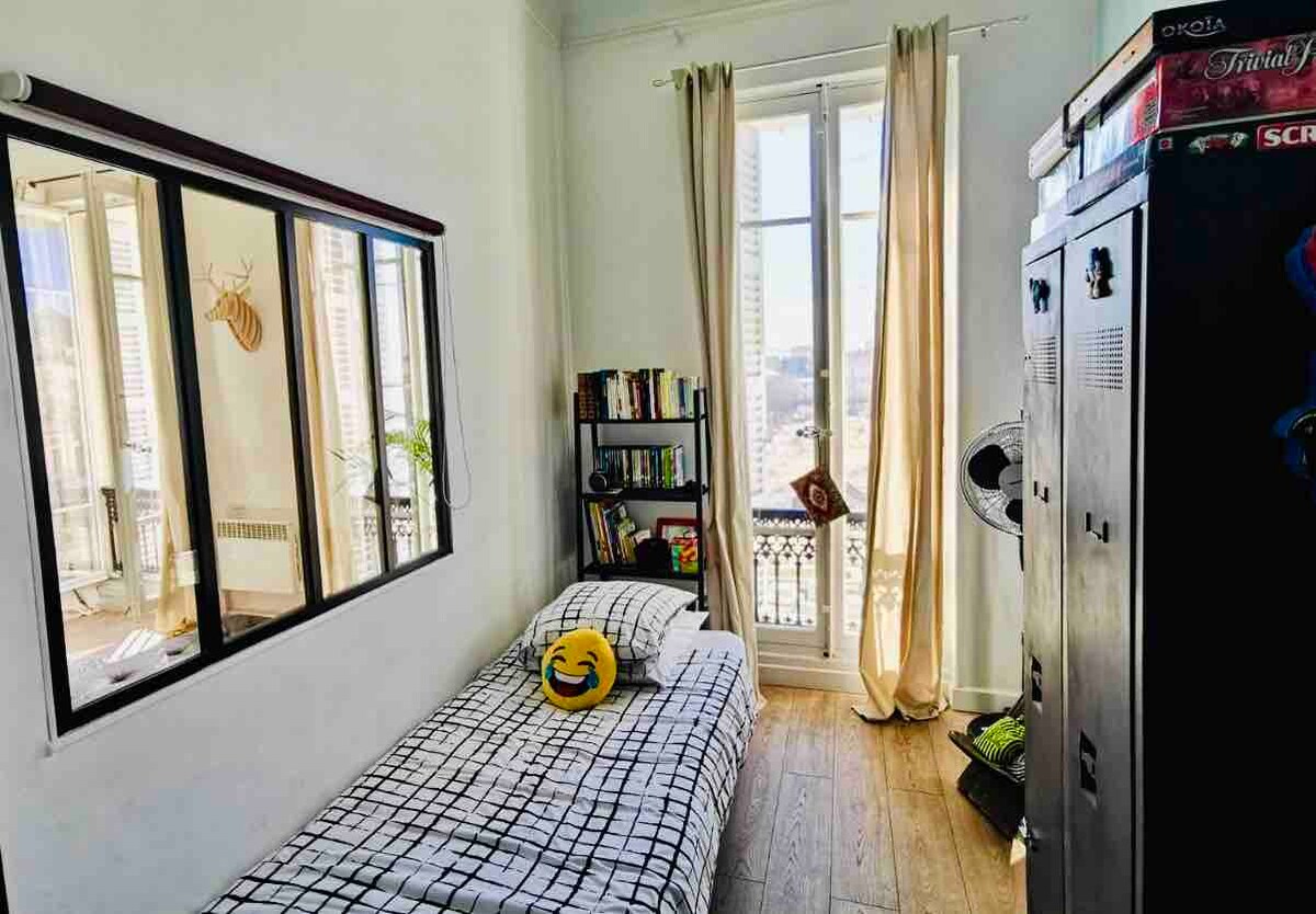 - Chambre composée de deux lits simples (90x190cm), et d'un espace de rangements pour vêtements avec cintres...
- Présence de livres, jeux et jouets pour les enfants ainsi que des jeux de société.
- Mur d'ardoise parfait pour laisser un mot gentil...