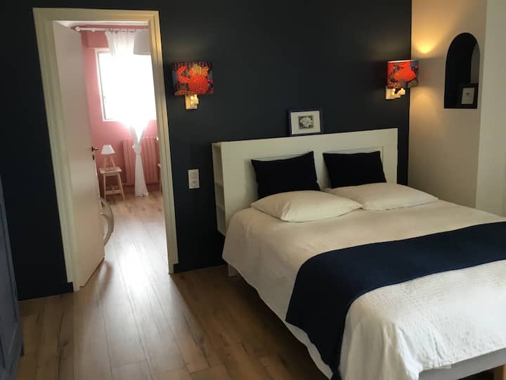 儿童房的互连主卧室