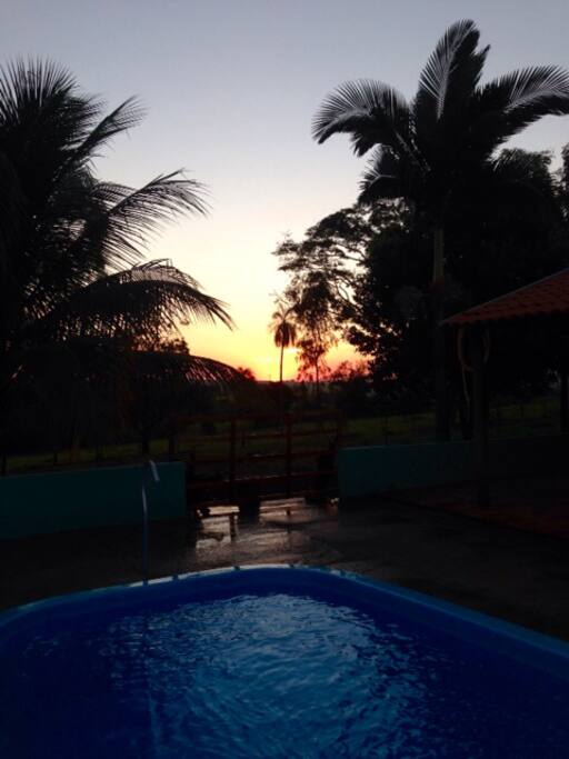 Por do sol . Vista da piscina