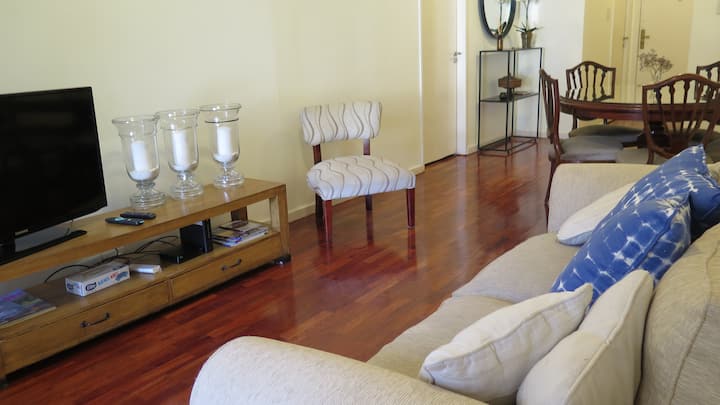 Quiet four-bedroom apartment with balcony in Recoleta