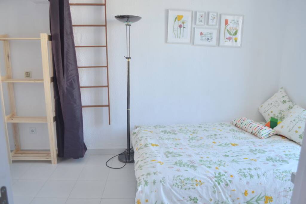 Una cama double al lado de las ventanas.
A double bed is near to the french window.
窗户边有一张双人床。