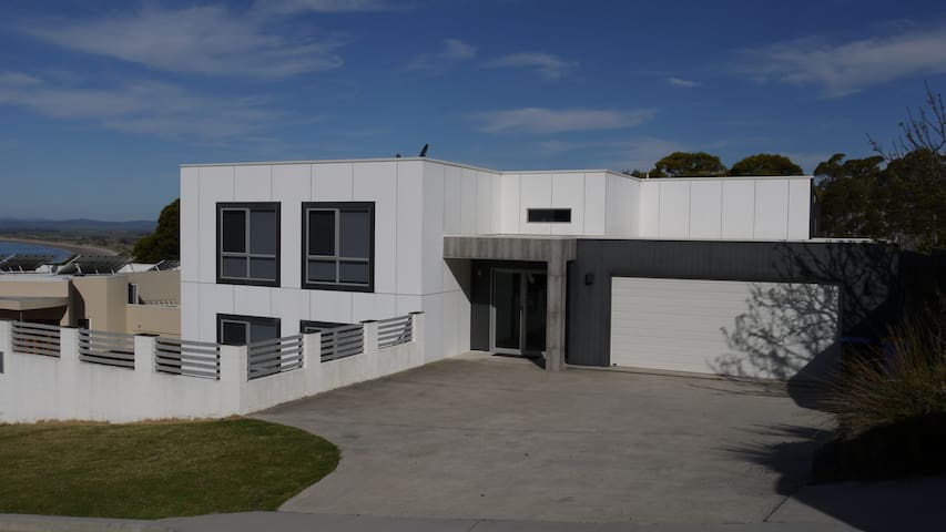 Spectacular Holiday Living