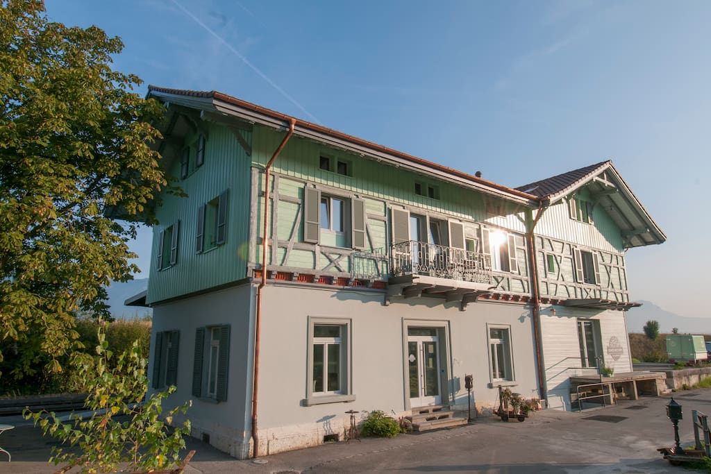 Im altehrwürdigen Bahnhof Leuzigen (1870 erbaut) mit modernster, einfacher Technik (2012 renoviert) fühlen sich bis jetzt alle Gäste wie zu Hause!