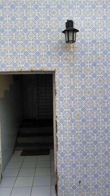 A entrada do prédio com estes simpáticos azulejos
