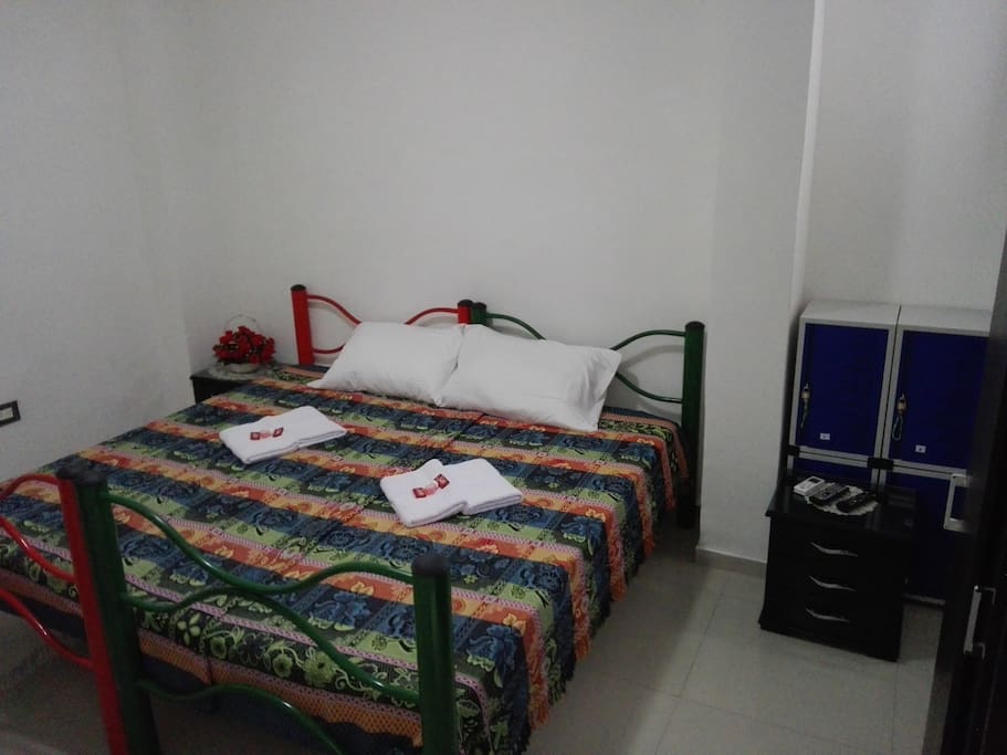 cama doble privada con locker de seguridad