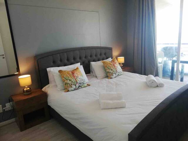 Cape Town home-beautiful sea/Table Mountain Views gallery image 4