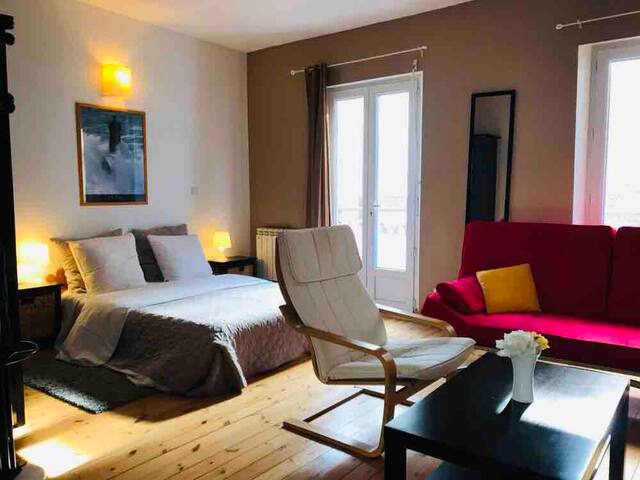 STUDIO avec grands balcons à 200 m de la PLAGE