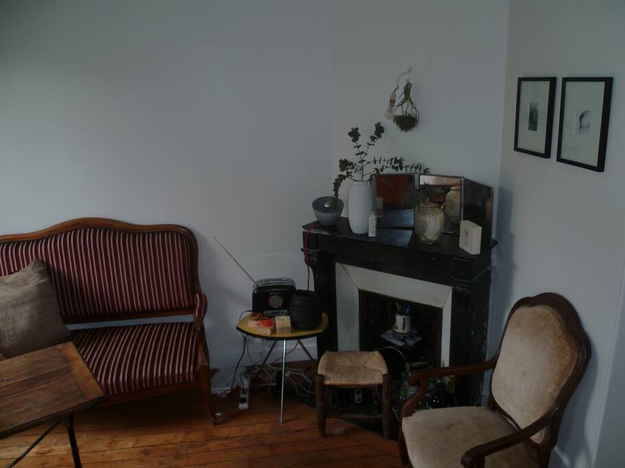 SALON
LIVING ROOM
QUIET
WITH LIGHT
