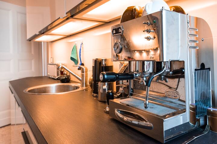 Luxury Altbau in Charlottenburg. Elegant and Quiet gallery image 3