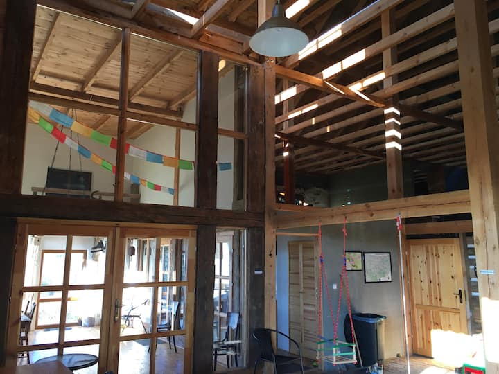 10米高的开放空间和餐厅玻璃墙的部分景观。 