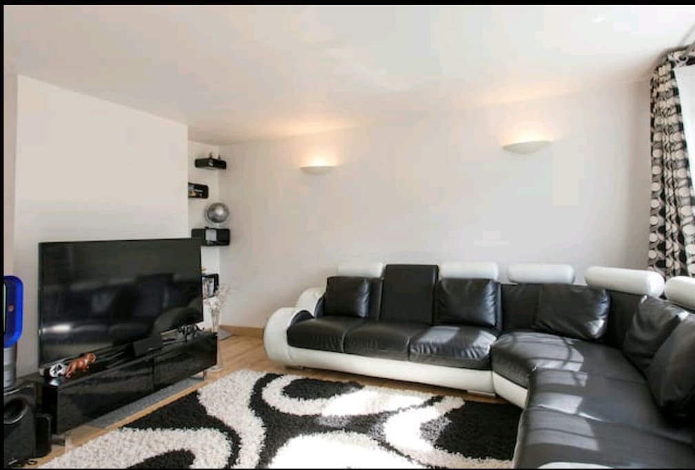 Sitting room with 55" TV