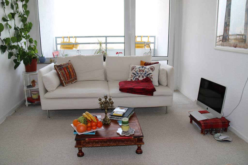 Wohnzimmer mit Eingang zum Balkon