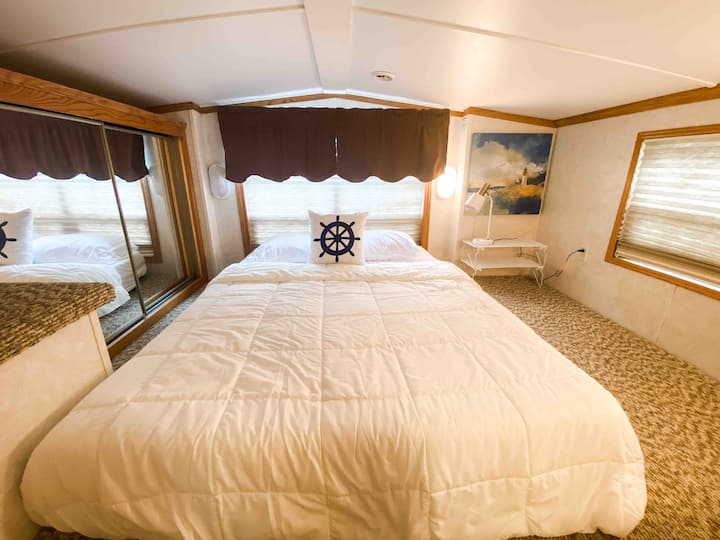 Udoban bračni krevet u potkrovlju. 