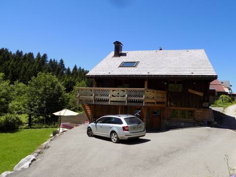 Large chalet 10 people quiet at the foot of the slopes.