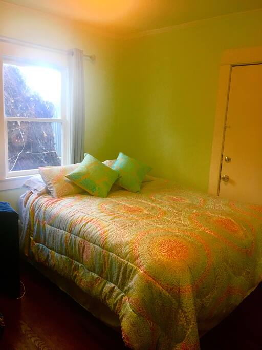 Bright, comfortable and airy. Queen bed with mattress topper and 1000 count Egyptian cotton sheets. Mmmmm