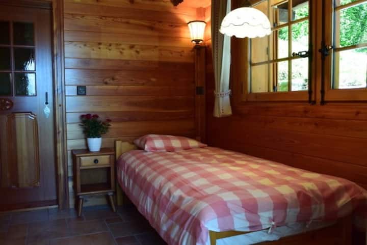 Dormitorio 4: Una cama individual y dos literas.