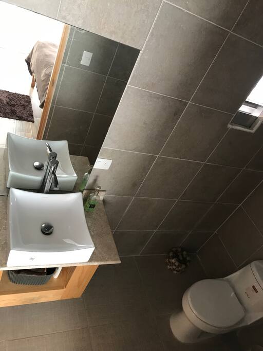 Amplio y elegante baño