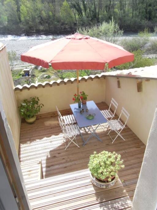 Terrasse donnant sur la rivière orientée sud sud-est