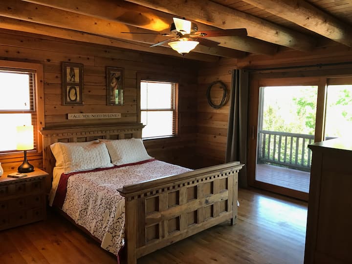 ¡El dormitorio principal  tiene una puerta al porche trasero y una hermosa vista del monte Lassen desde la cama!