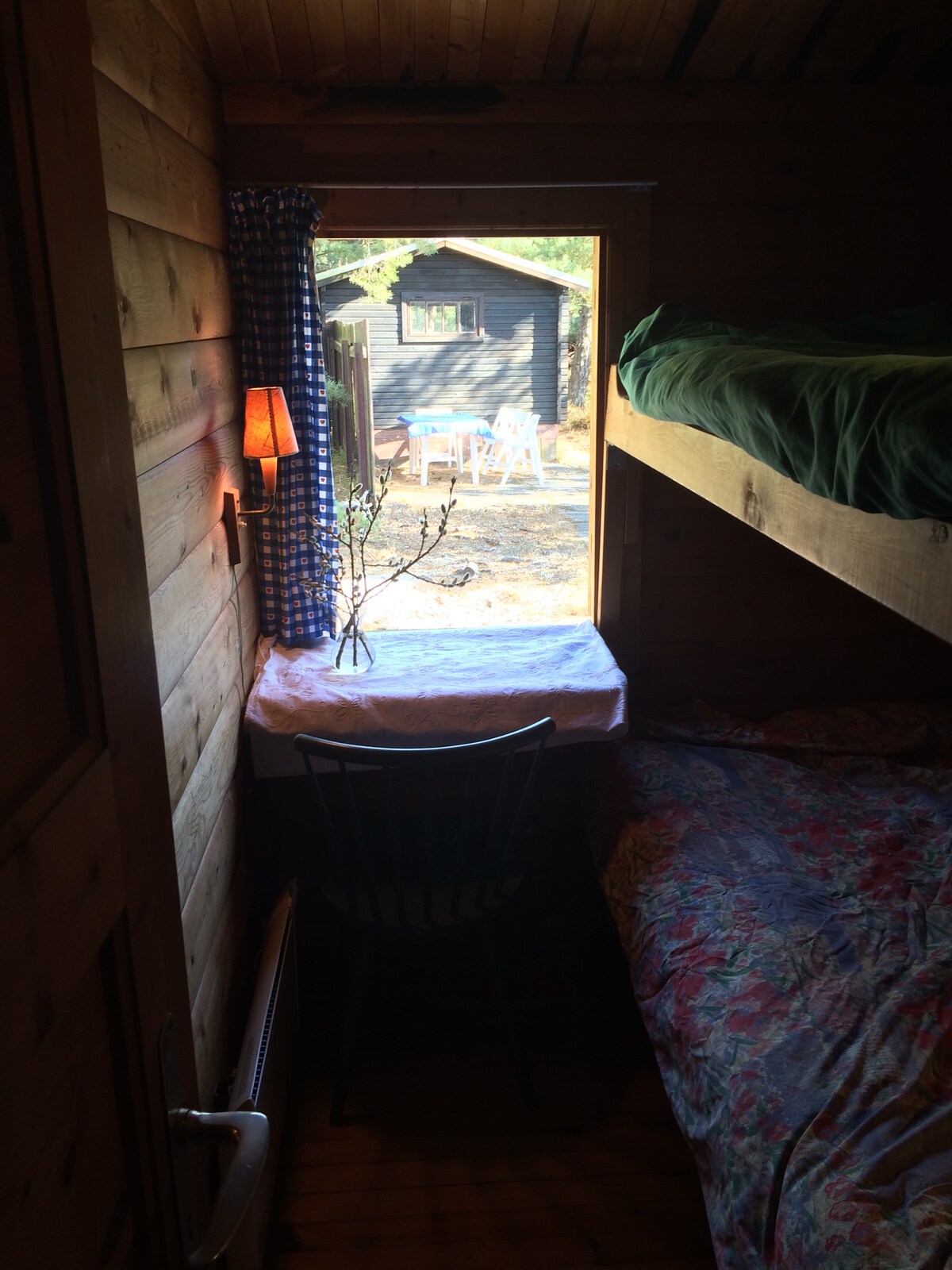 ห้องนอนพร้อมเตียงสองชั้นด้านหลัง