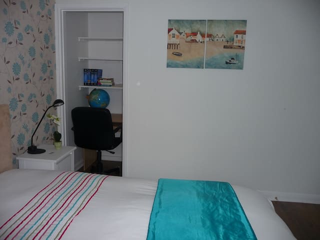 Cozy Large Bedroom - MK Central