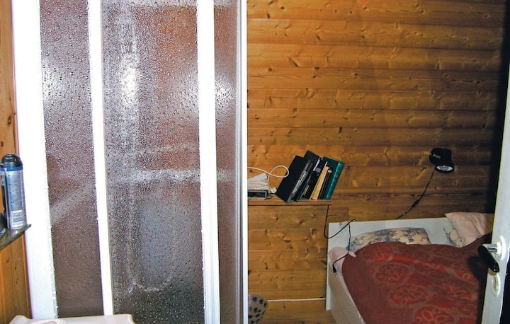 V spálni je sprcha a umývadlo s teplou a studenou vodou.