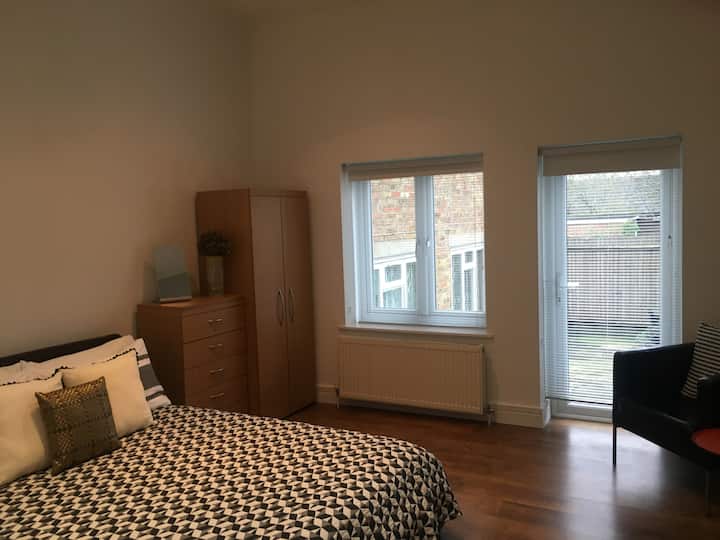 חדר שינה ראשי עם מיטת קינג סייז