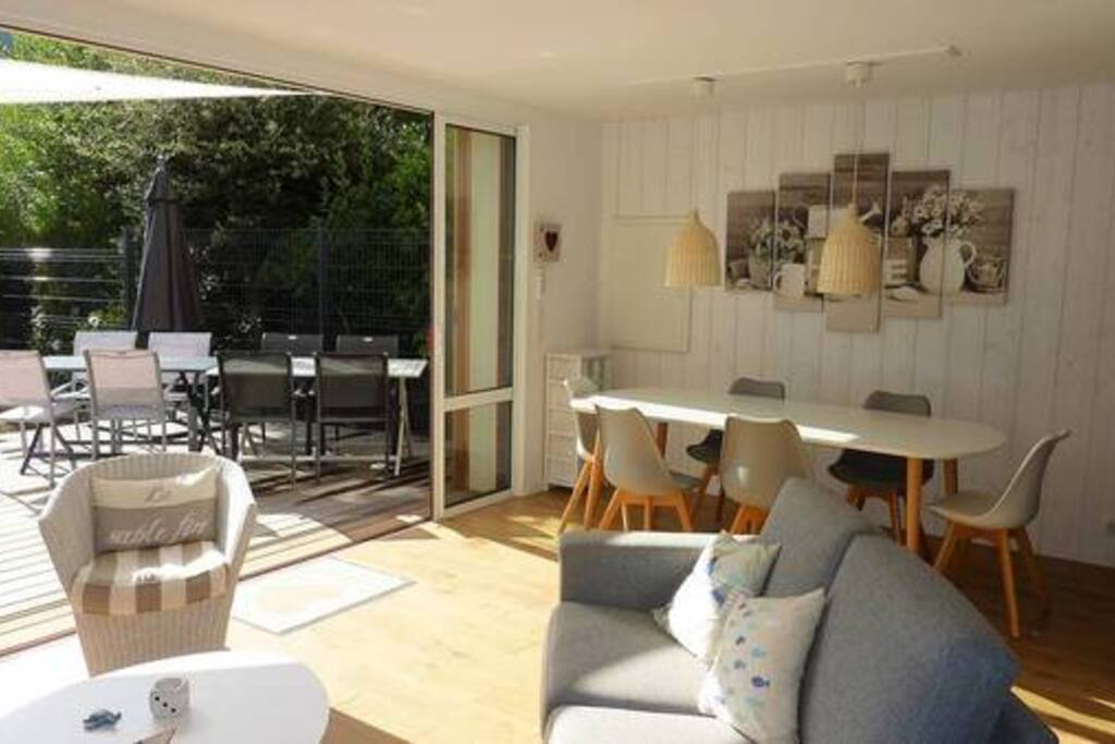 Salon-Salle à manger très convivial donnant sur une terrasse de 30m2 exposée sud-ouest