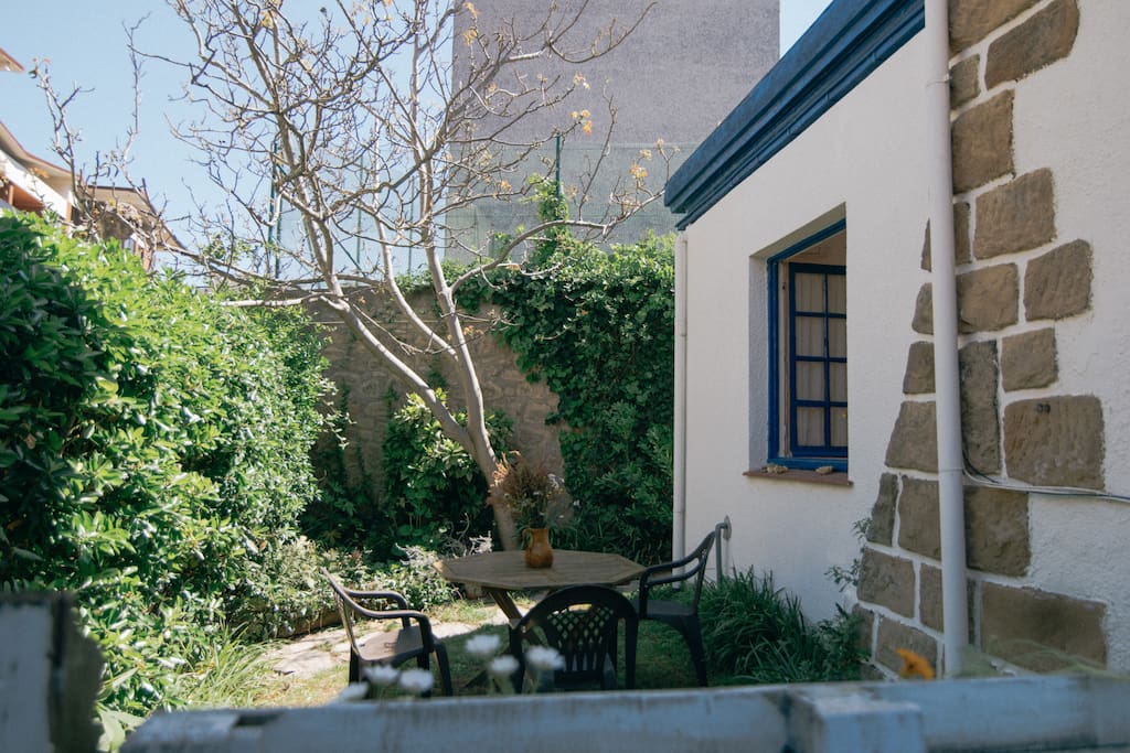 Mesita para comidas con acceso a la ventana