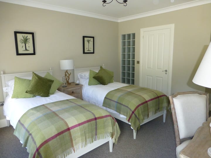 Tweepersoonsbed met en suite doucheruimte