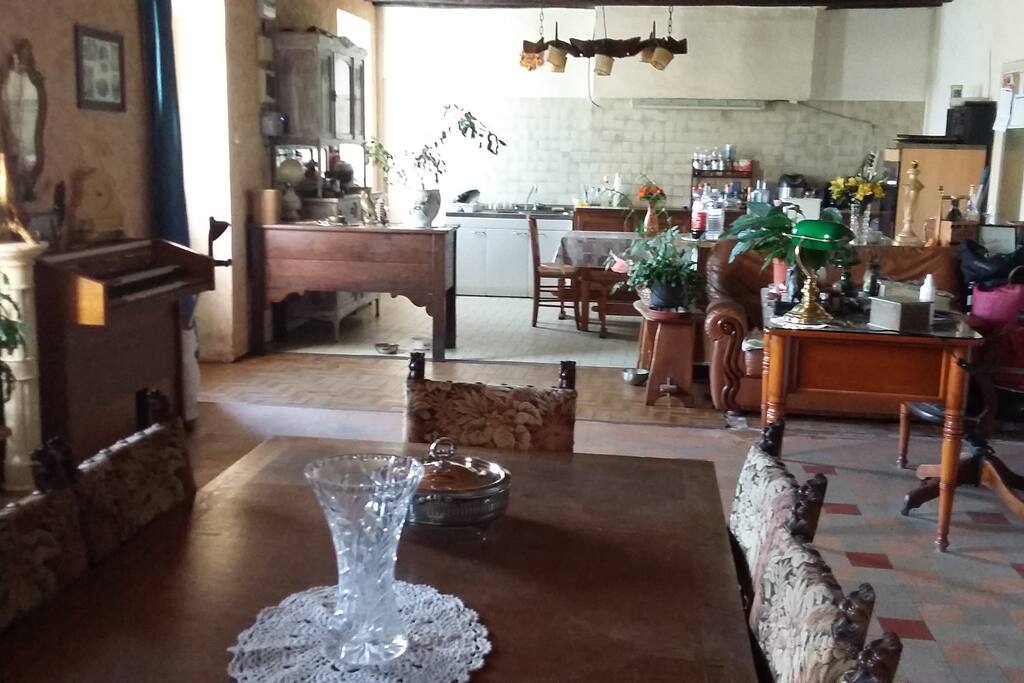 Salle a manger , entrée et cuisine au fond