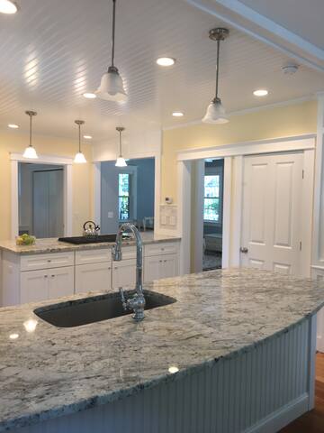 Stunning Remodeled 6 BR Home in Narragansett Pier gallery image 5