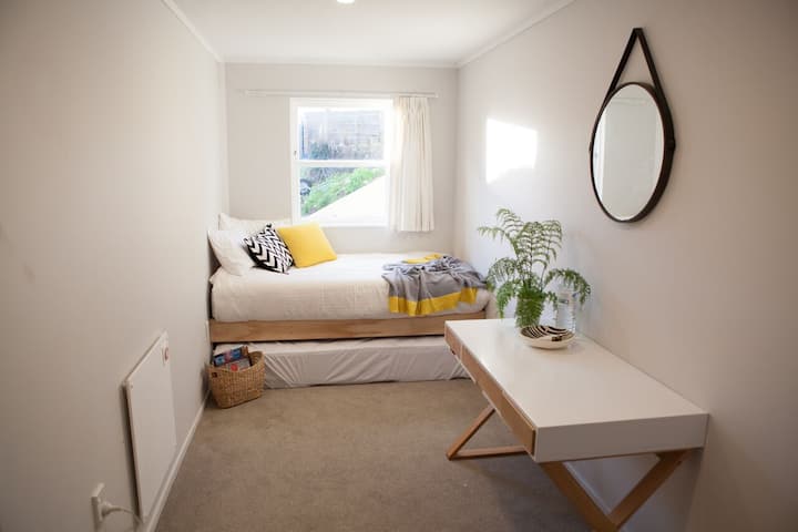 Rum på nedervåningen med utdragbara sängar 