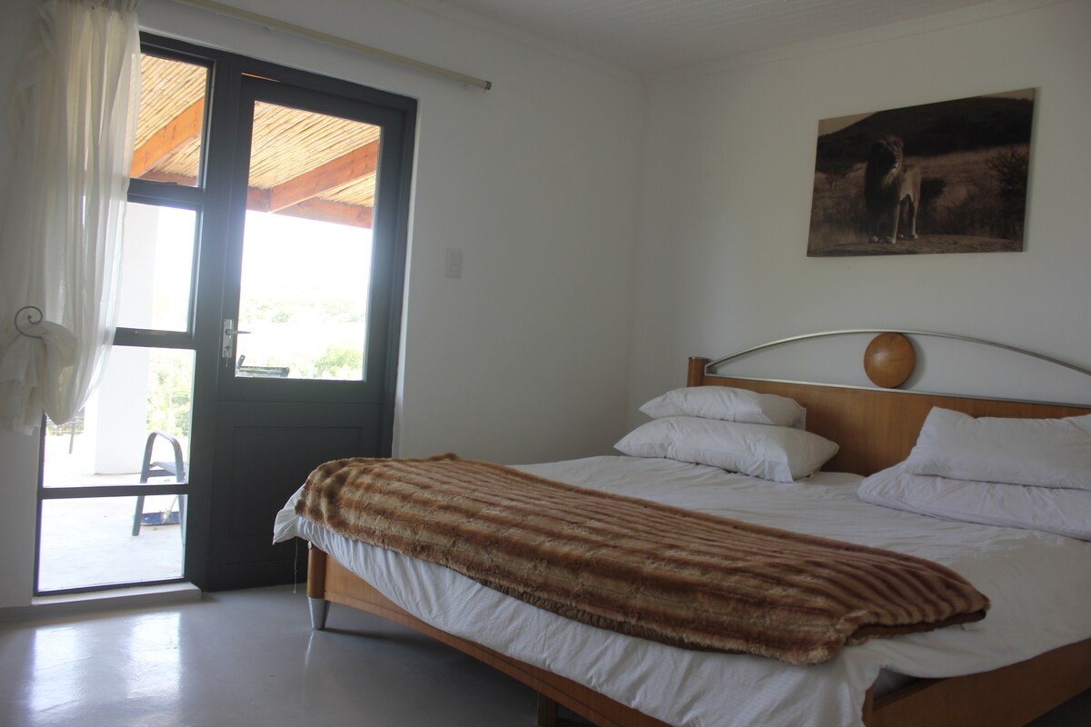 חדר שינה קינג סייז נפתח אל פאטיו המשקיף על הנהר