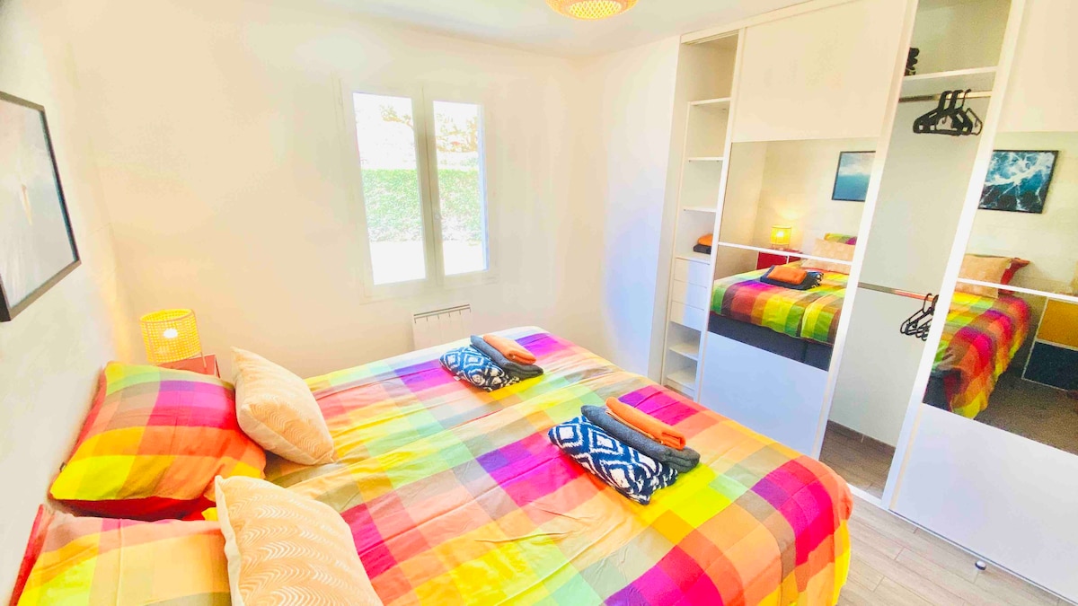 ห้องนอนหมายเลข 1 มีเครื่องแต่งตัวขนาดใหญ่ 