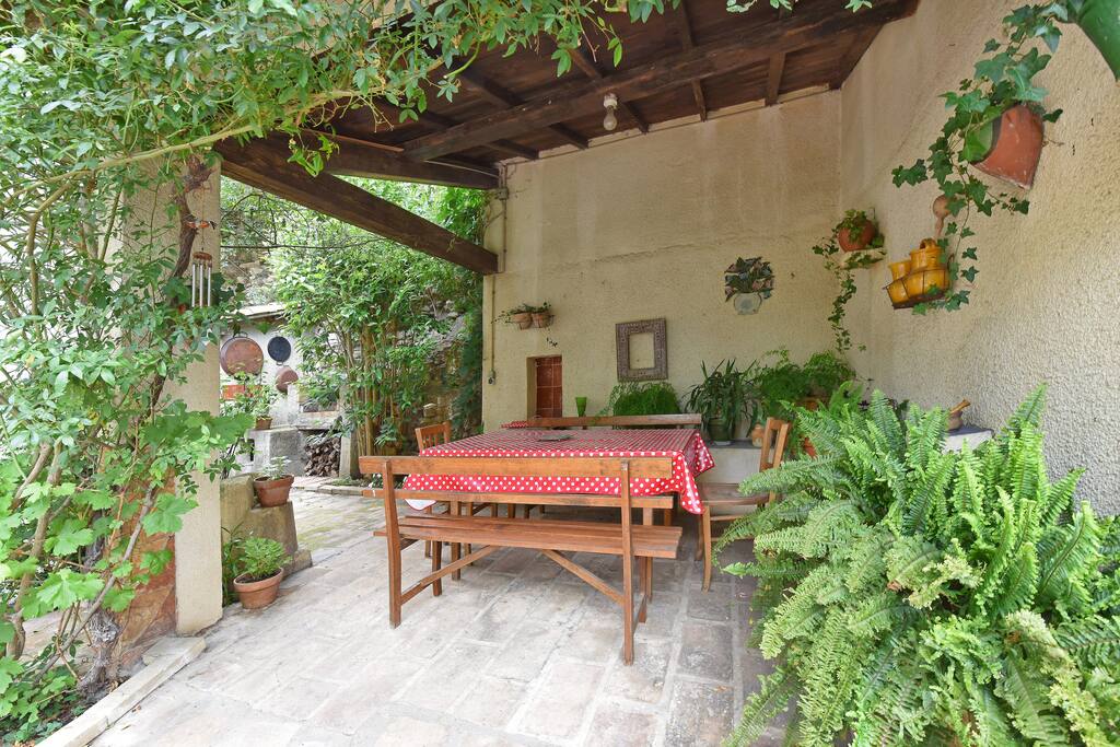 coin repas exterieur avec barbecue et plancha