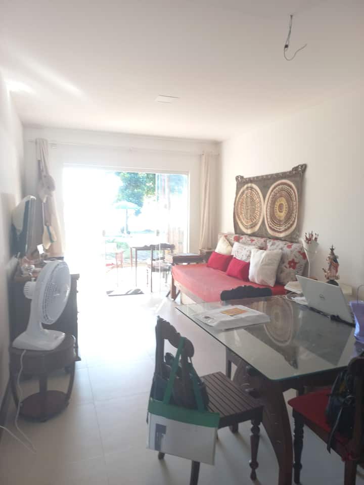 Un espace adapté au passage des fauteuils roulants et/ou des déambulateurs, ayant accès à la zone extérieure par une rampe. Canapé/lit confortable et adapté au sommeil, avec un chevet en dessous   